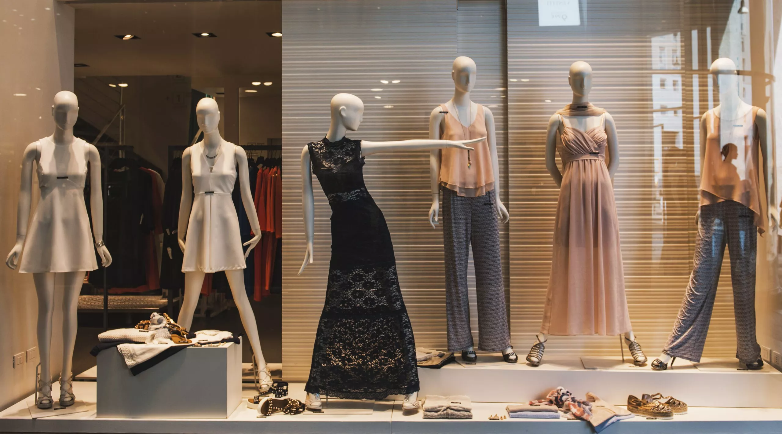 retail window displays