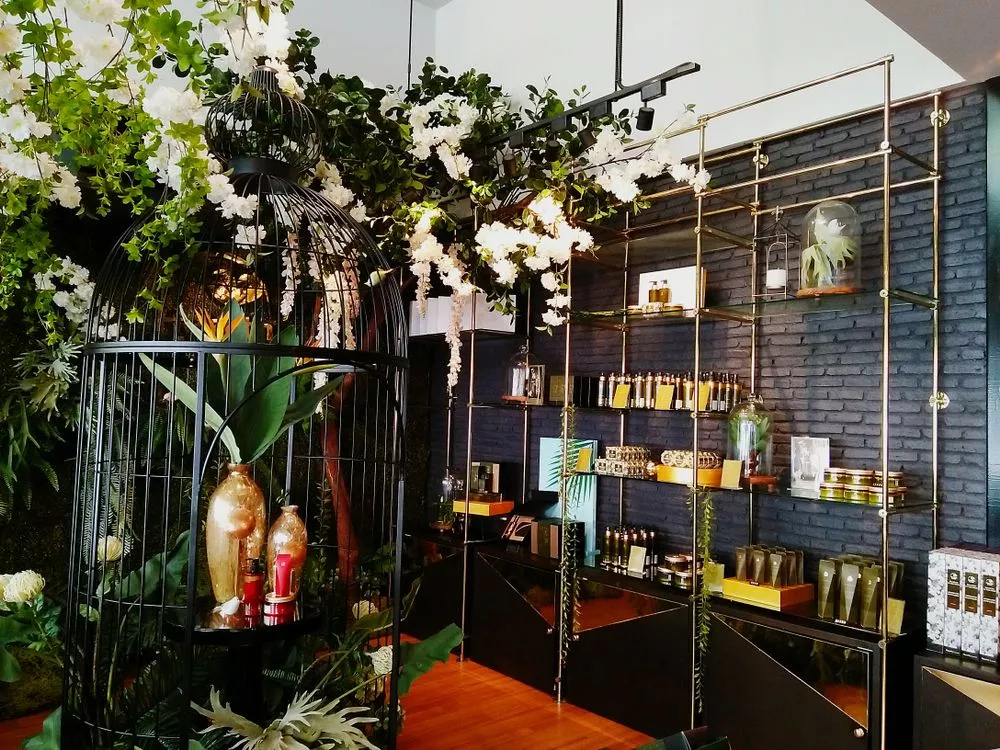 thematic retail displays